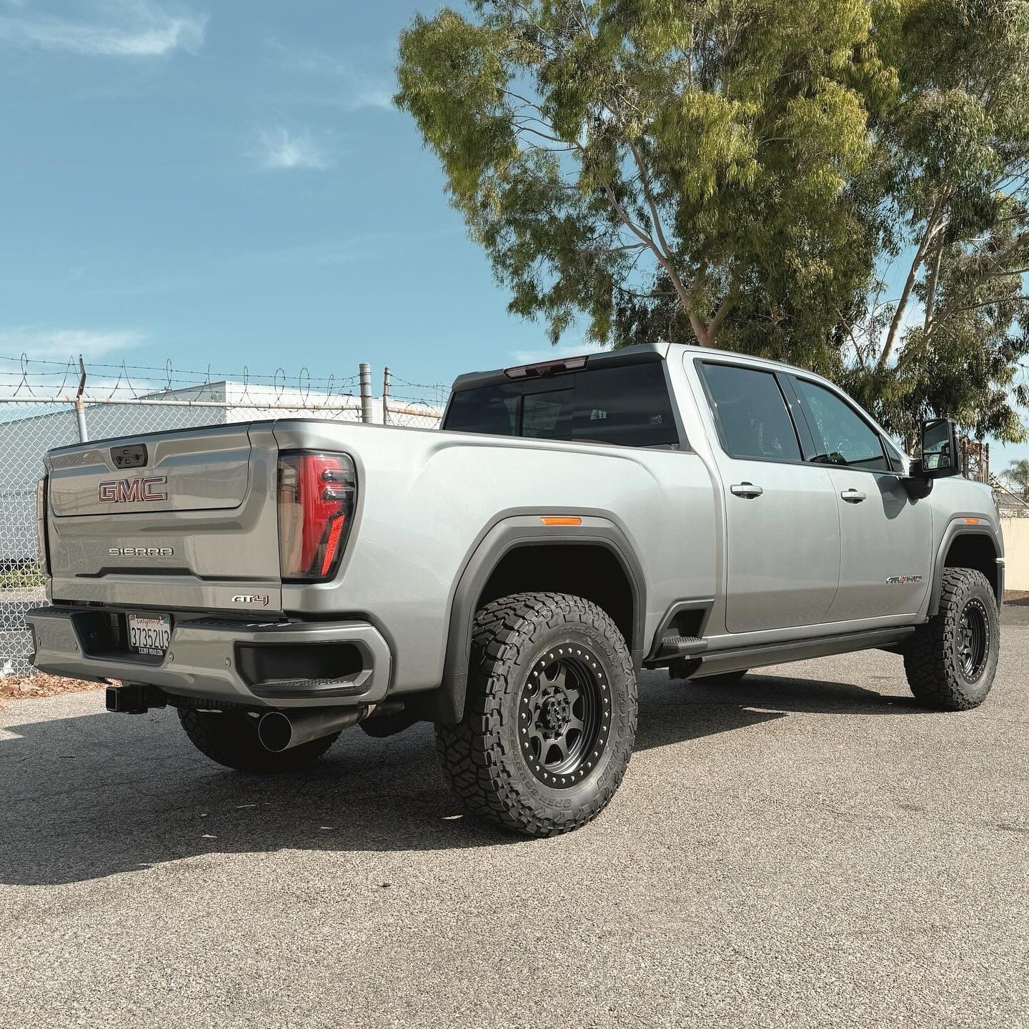 Cognito 3-Inch Elite Leveling Kit with King 2.5 Reservoir Shocks for 20-25 Silverado/Sierra 2500/3500 2WD/4WD